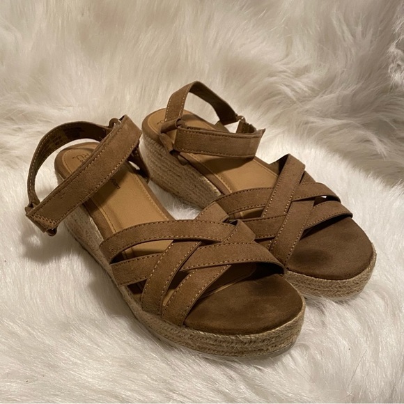 Time and Tru Brown Comfort Sandals with Criss-Cross Straps Women’s Size 7 - Picture 3 of 9